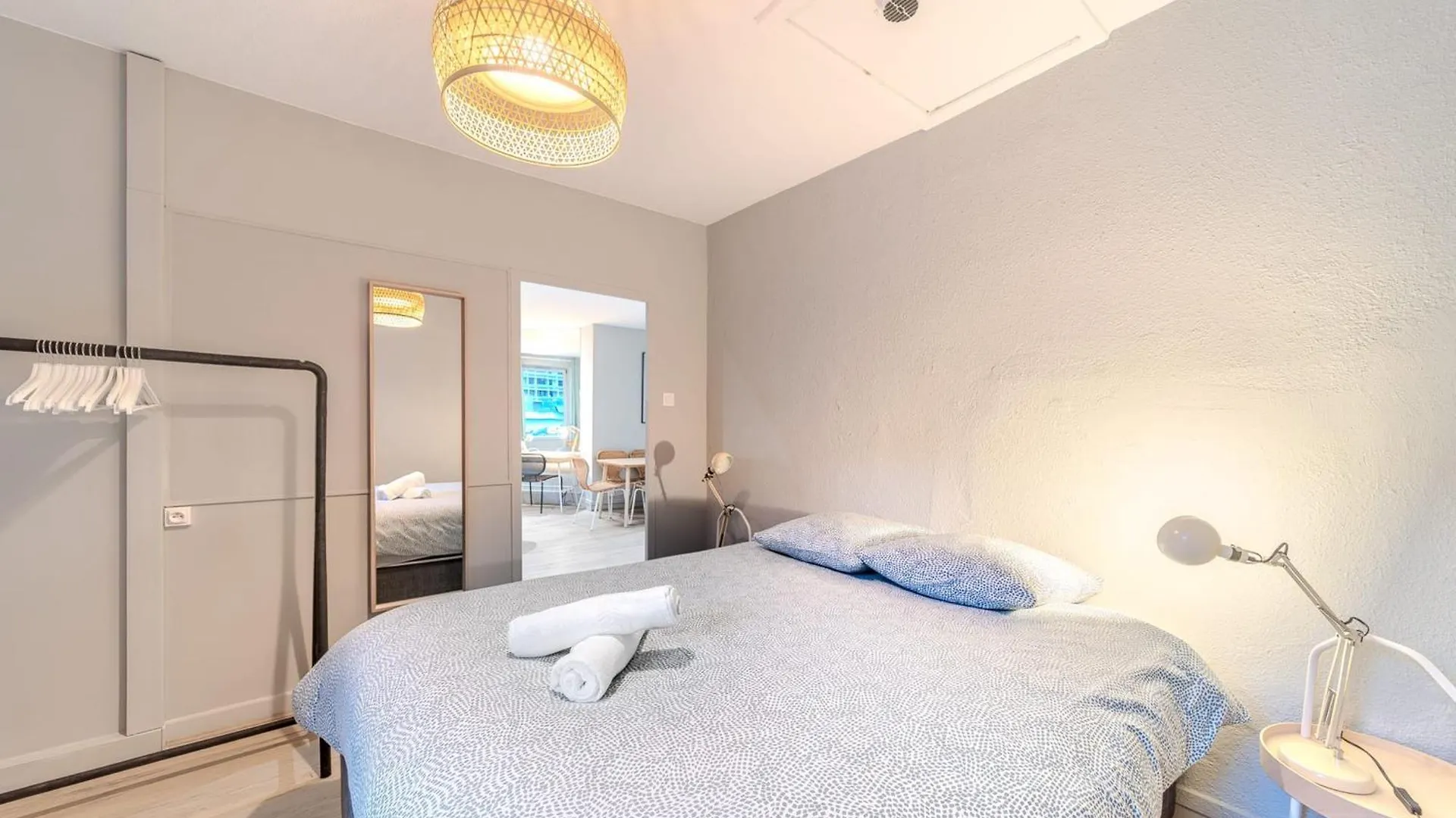 Charming 1-Bedroom Apartment Across From Halles Paul Bocuse & Part-Dieu Lyon Frankrijk